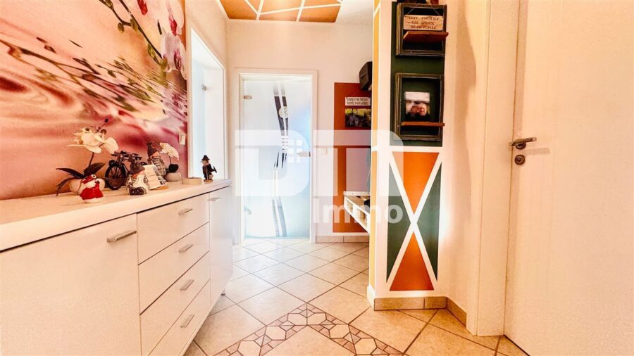 Umfangreich saniertes Einfamilienhaus mit großer Terrasse, Garage, Carport und Einliegerbereich - EG Flur / Diele / Garderobe